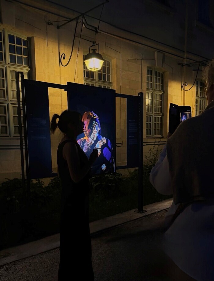 Découvrez l’exposition « Nouvelles reines », Cité du Vitrail, Troyes