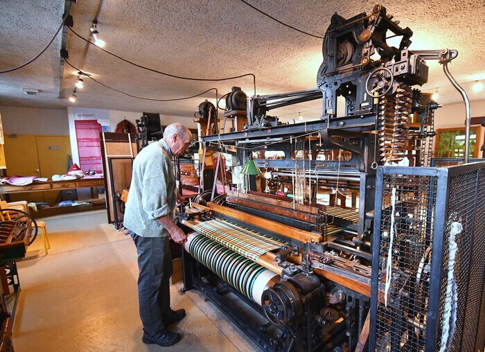 Démonstration au musée du tissage, Musée du tissage de Chauffailles, Chauffailles