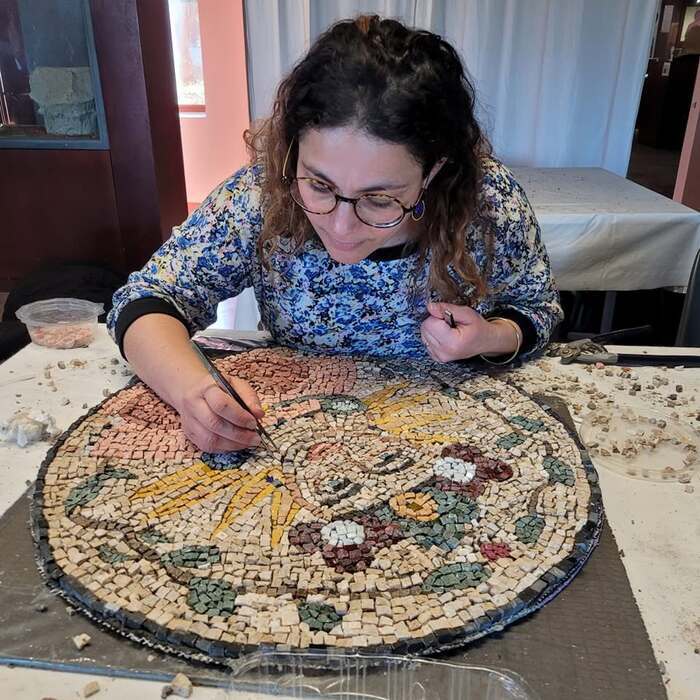 Démonstration de mosaïque, Musée gallo-romain – Villa-Loupian, Loupian