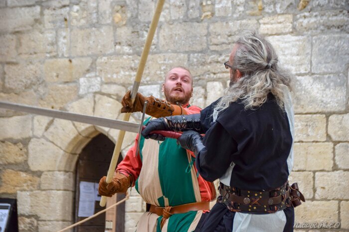 Démonstration d&rsquo;escrime artistique avec l’Âme des Armes et son maître d&rsquo;armes Mickael Dassas, Château de Bourdeilles, Bourdeilles