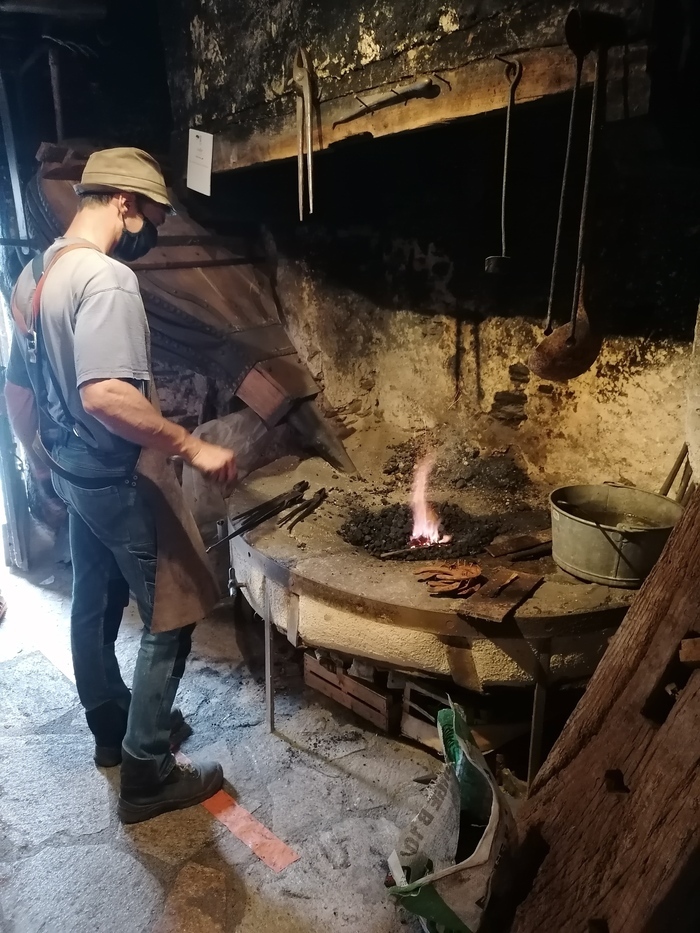 Démonstration du forgeron : découvrez un savoir-faire d’antan !, Village de Belcastel, Belcastel