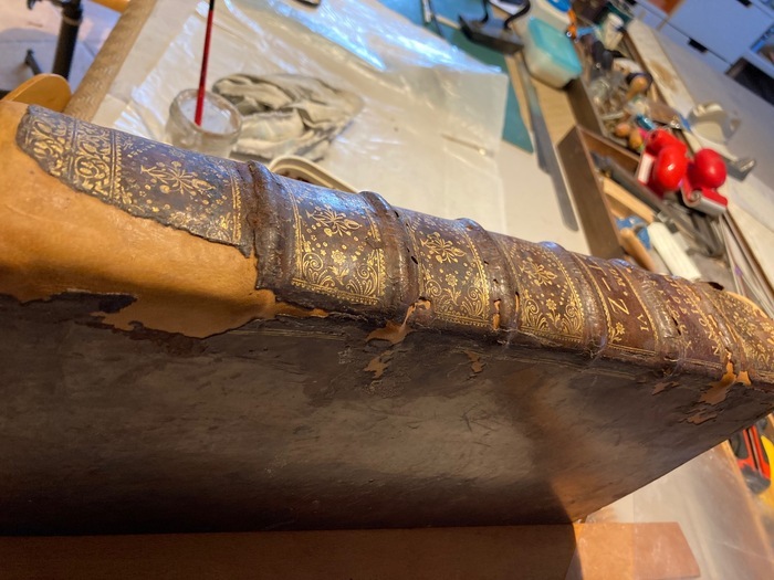 Démonstration restauration livres anciens, Les jardins de Brogieux, Roiffieux