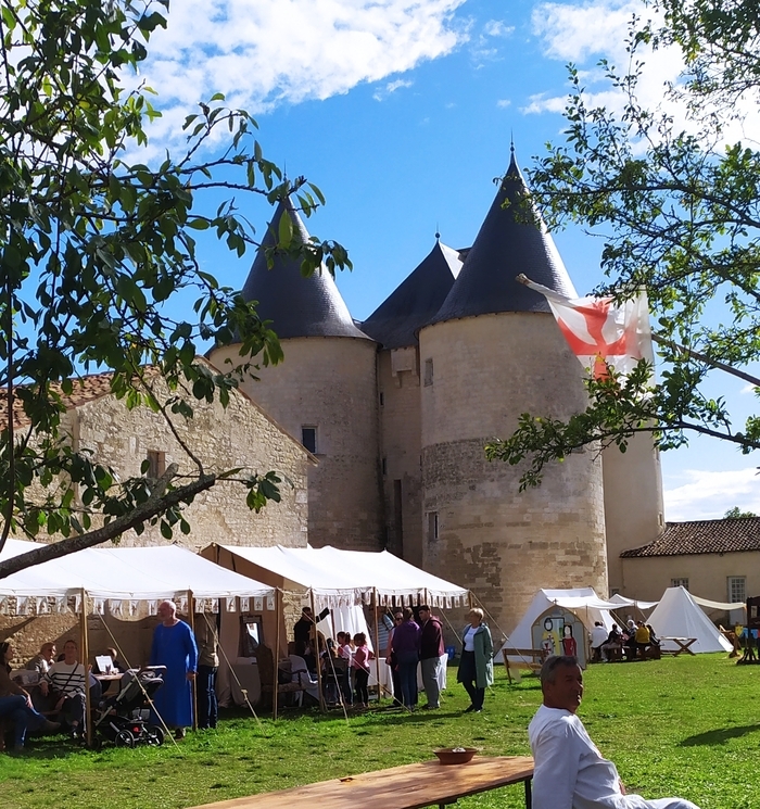 Deux journées conviviales pour imaginer la Commanderie d’Ensigné autrefois Château de la commanderie templière et hospitalière Ensigné