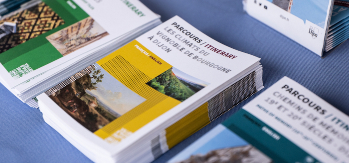 Dijon : parcourez la ville, brochures à la main, Stand Dijon, ville d’Art et d’Histoire – cour d’honneur du Palais des ducs et des États de Bourgogne, Dijon