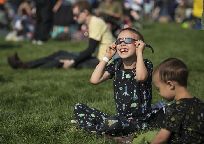 Distribution de lunettes pour l'éclipse solaire du 12 août Muséum d'Orléans pour la Biodiversité et l'Environnement (MOBE) Orléans