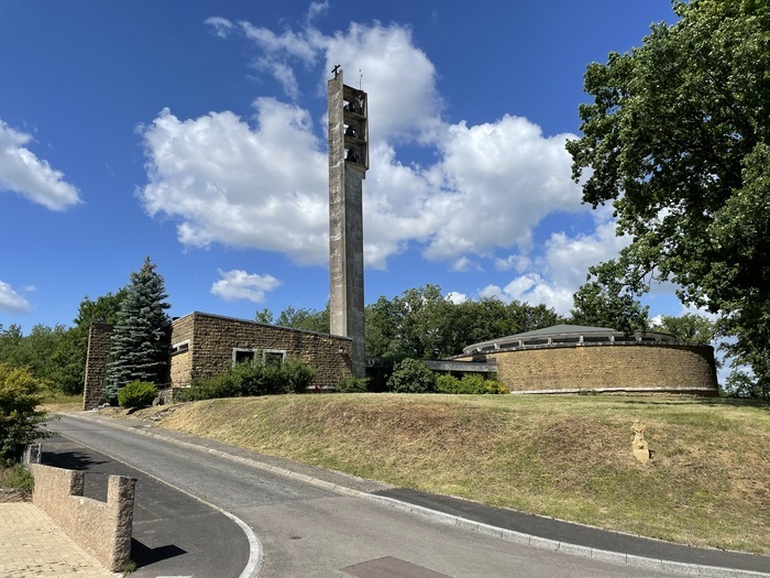 Église circulaire en béton armé de Georges-Henri Pingusson, Église Saint-Maximin, Boust