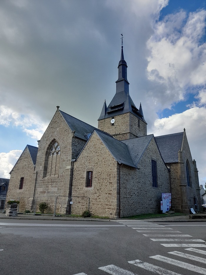Église Notre Dame de l'Assomption du 15e siècle inscrite MH Église Notre Dame de l'Assomption place de l'Église 53120 BRECÉ Brecé