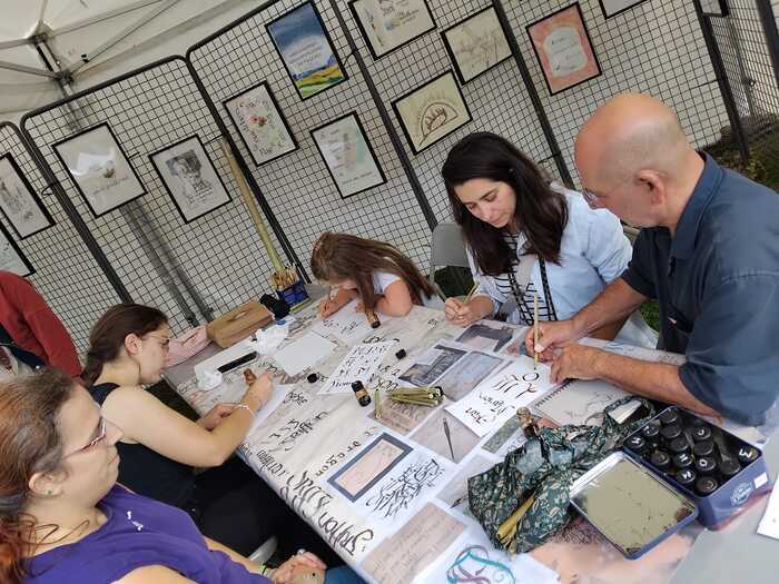 Exposition – atelier de calligraphie, Douves Château de Beynes, Beynes
