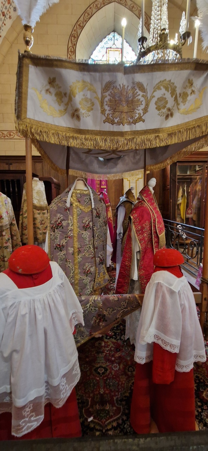Exposition d’habits et objets liturgiques, Église Saint-Jean-Baptiste, Choisel