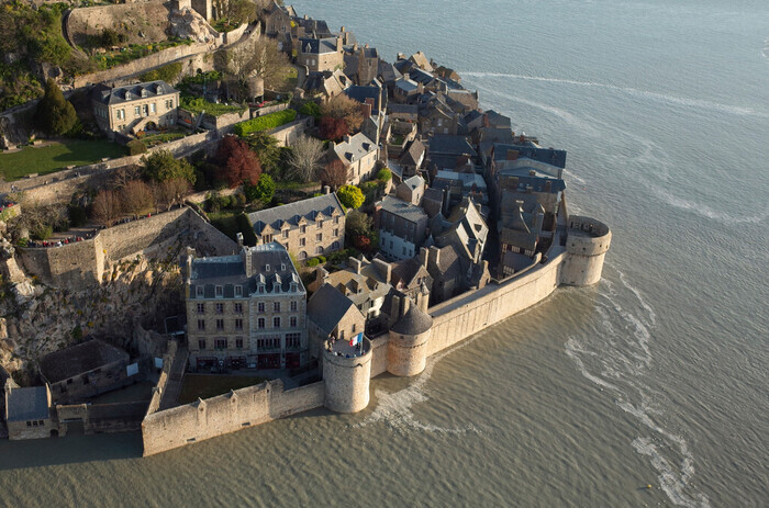 Exposition : Le Mont Saint-Michel, un village fortifié monastique, des architectures, Hôtel de Région, Rouen