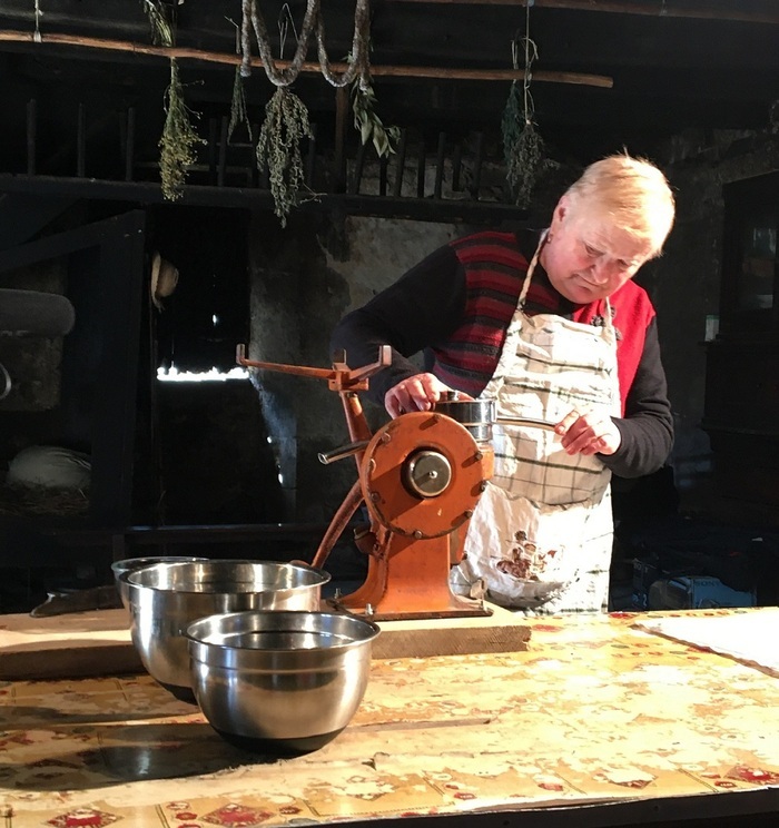 Fabrication de crème avec l&rsquo;écrémeuse traditionnelle et fabrication du beurre à la main., Maison Marot, Sénaillac-Latronquière