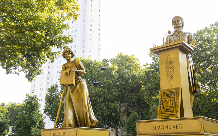 Femmes en or dans le quartier de la Chapelle Statues des Femmes en Or Paris