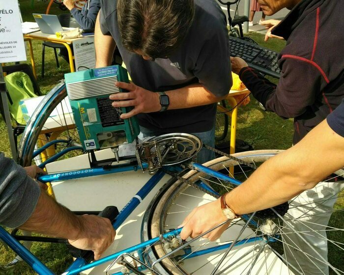 Fête des Assos à LISIEUX : stand Dérailleurs d'infos pistes cyclables et atelier de gravage vélo gratuit Jardins de l'Évéché