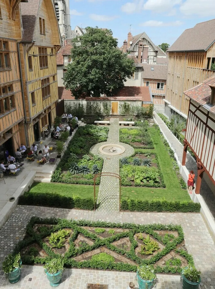 Flânez dans un jardin Renaissance, au cœur d’un ancien hôtel particulier, Hôtel Juvénal-des-Ursins, Troyes