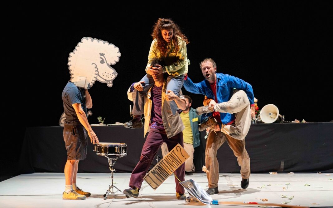 Frasques, un spectacle de cirque cosmique et poétique au Théâtre Silvia Monfort Théâtre Silvia Monfort PARIS
