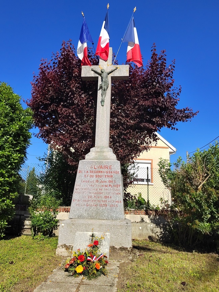 Hommage en fanfare aux monuments aux morts de Plivot Église Plivot