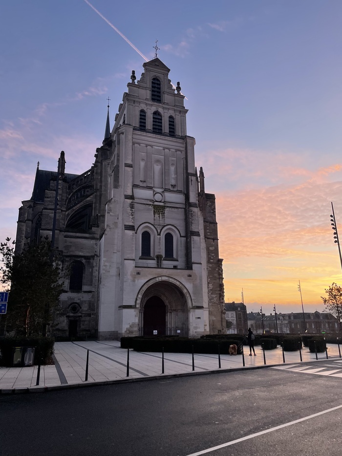 La Basilique Parvis de la Basilique Saint-Quentin