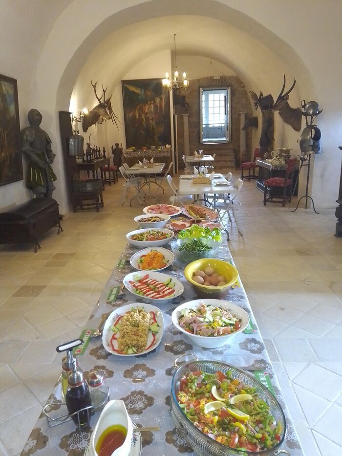Le Buffet des Mousquetaires : une cuisine traditionnelle dans un lieu chargé d’histoire, Château de la Reine Margot, Saint-Projet
