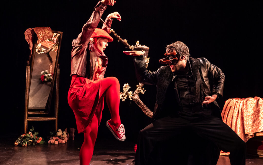 Le conte du Petit chaperon rouge adapté au Théâtre Lucernaire Paris