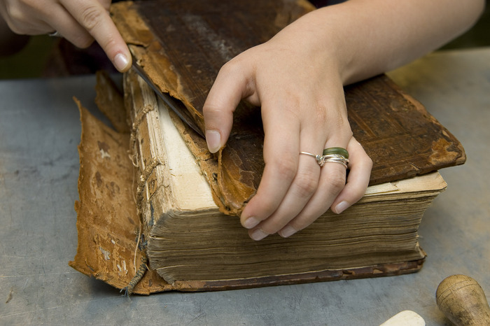 Le livre dans tous ses états: l’atelier de reliure et de restauration, Bibliothèque municipale de la Part-dieu, Lyon 03