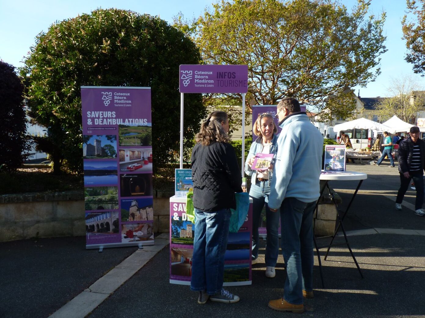 Le stand « tourisme & loisirs » Coteaux Béarn Madiran s’invite au marché ! Arzacq-Arraziguet