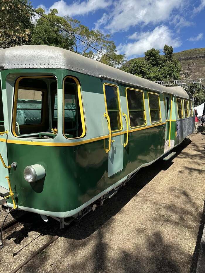 LE TRAIN EN MUSIQUE : apprendre au public les chansons sur LE TITRAIN et le CAR COURANT D'AIR. RÉSISTER À L'OUBLI La gare grande chaloupe La Réunion