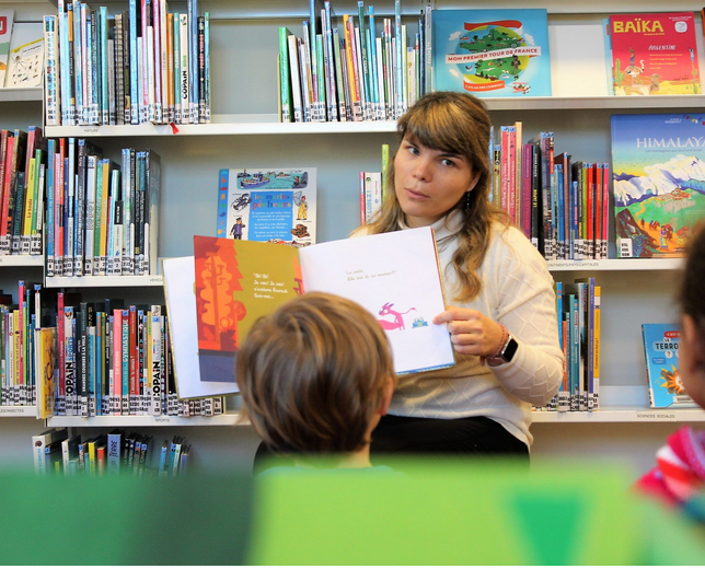 Lecture aux enfants sous tente Bibliothèque Municipale La Teste-de-Buch