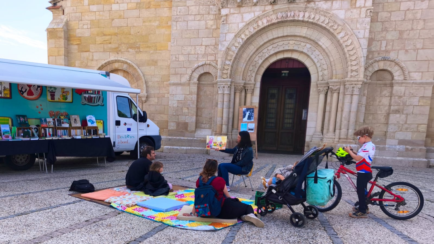 Lectures sur le marché Place Saint-Jean d&rsquo;Etampes La Brède