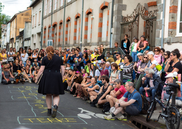« Les Ailes », théâtre en déambulation dans la rue Fernand Soubeyran, Mairie de Jacou, Jacou