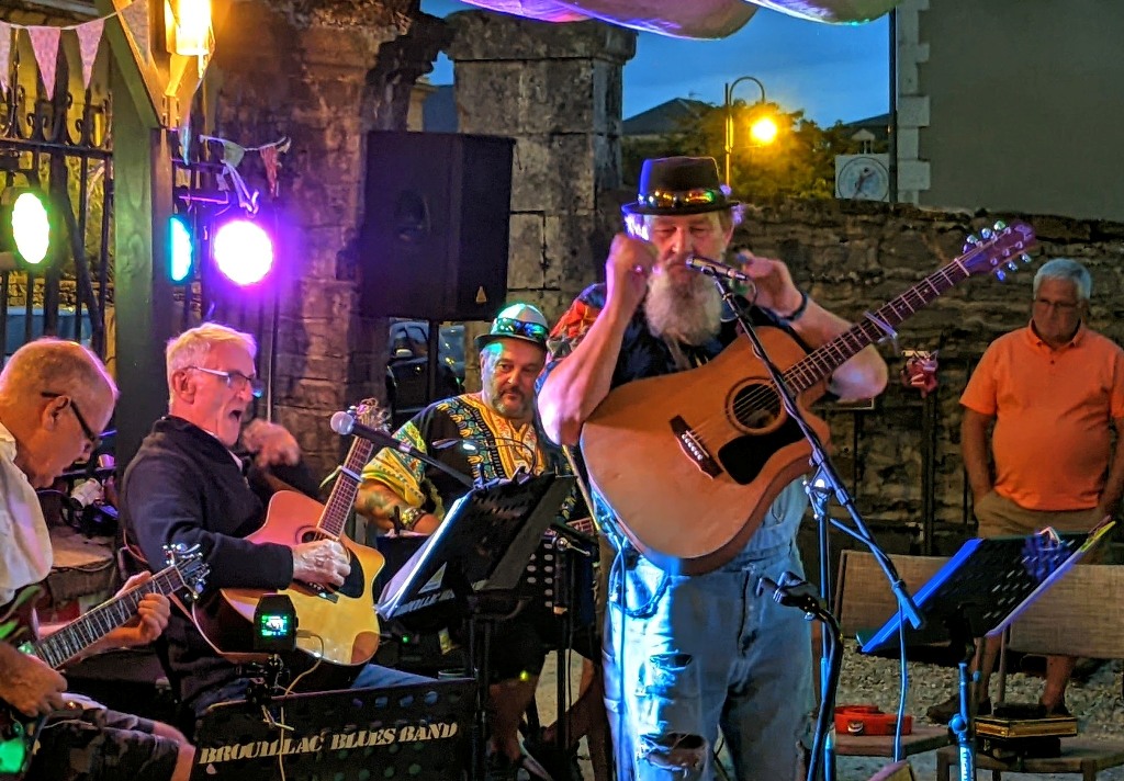 Les Franglais by Château de Gâteaux Friday night is music night Brouillac Rockers  Saint-Yrieix-la-Perche