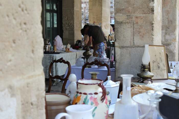 Les "puces de Fresnay" Anciennes halles Fresnay-sur-Sarthe