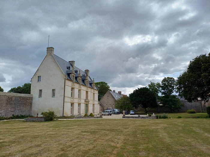 Levez les yeux ! Entre manoir et marais, le patrimoine historique et le patrimoine naturel se répondent, Manoir de la Luzerne, Bernières-sur-Mer