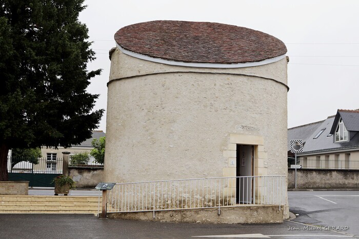 L’histoire de la soierie à Athée et en Touraine Tour de la Magnanerie Athée-sur-Cher