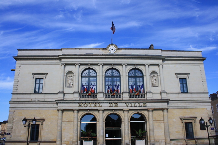 L’HÔTEL DE VILLE : UN TÉMOIN DES TRANSFORMATION DE LA PLACE Hôtel de Ville Laval
