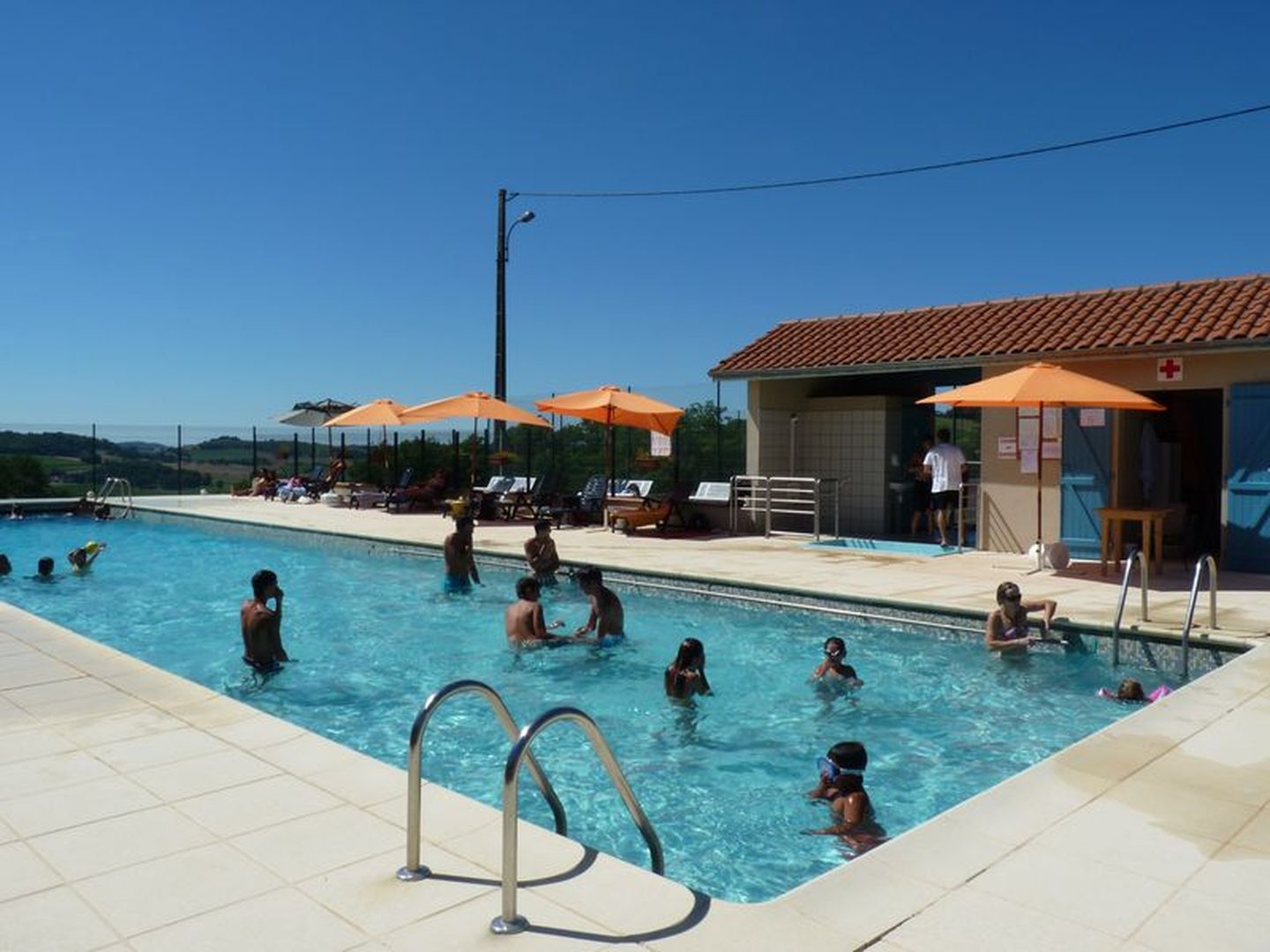 Lire à la piscine  Arrosès
