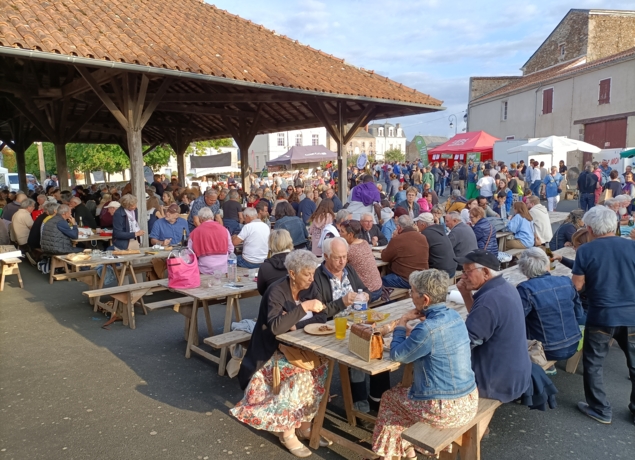 Marché des Producteurs de Pays et rue de la gendarmerie Argentonnay