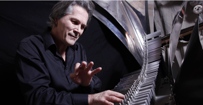 Michel Deneuve, au clavier Cristal Baschet Ivoy-le-Pré