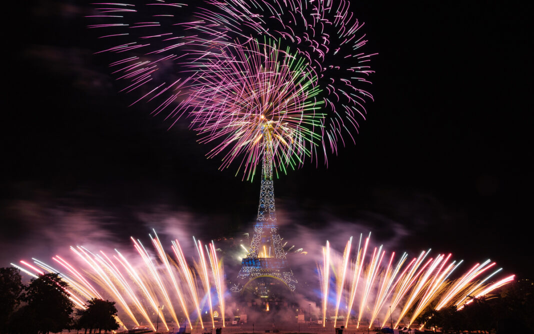 Ne manquez pas le feu d’artifice du 13-Juillet à la tour Eiffel Feu d’artifices du 13-juillet à la tour Eiffel Paris