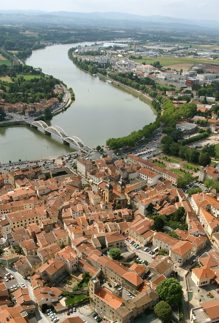 Neuville – en long en large et surtout de travers, Hôtel de Ville de Neuville-sur-Saône, Neuville-sur-Saône