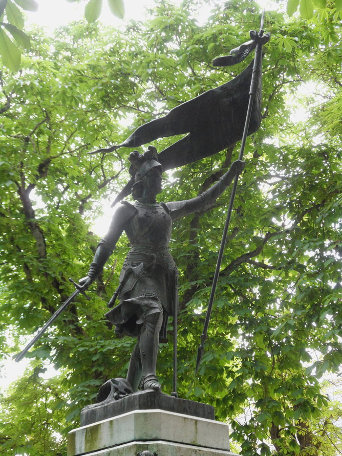 Observation de la statue Jeanne d&rsquo;Arc de Louis Fournier, Place Jeanne-d&rsquo;Arc, Patay