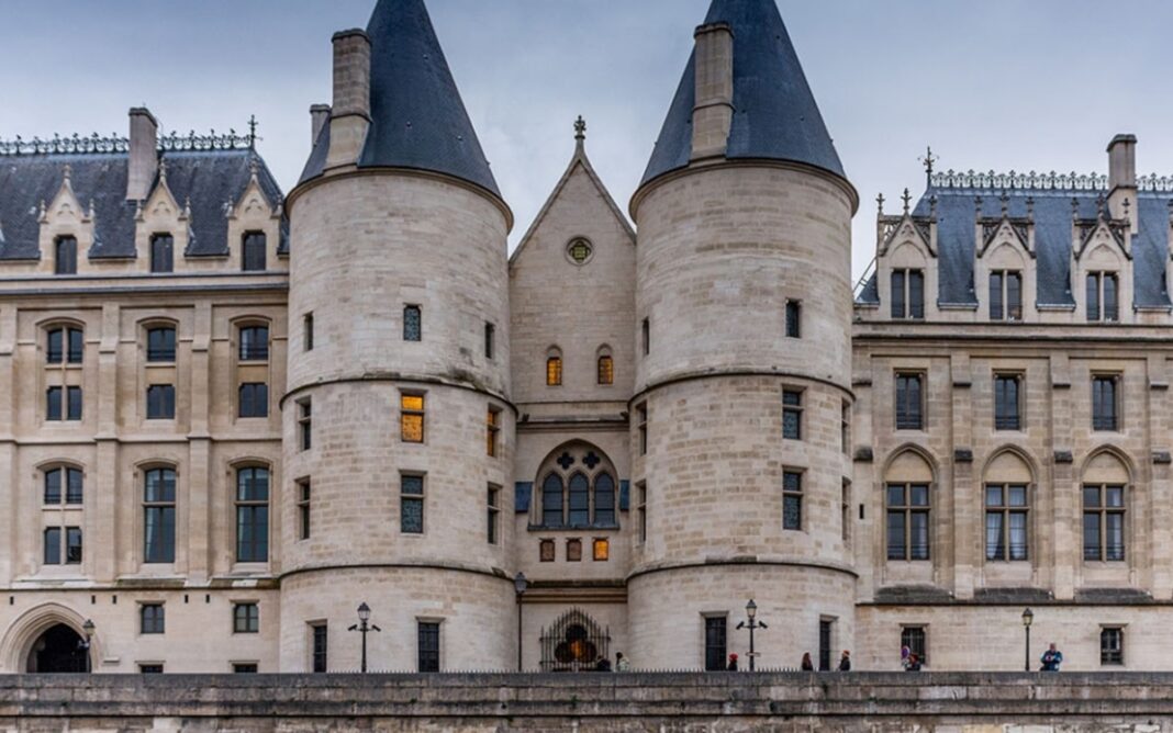 Paris, cité du crime Devant la statue équestre de Louis XIV à côté de la pyramide du Louvre Paris
