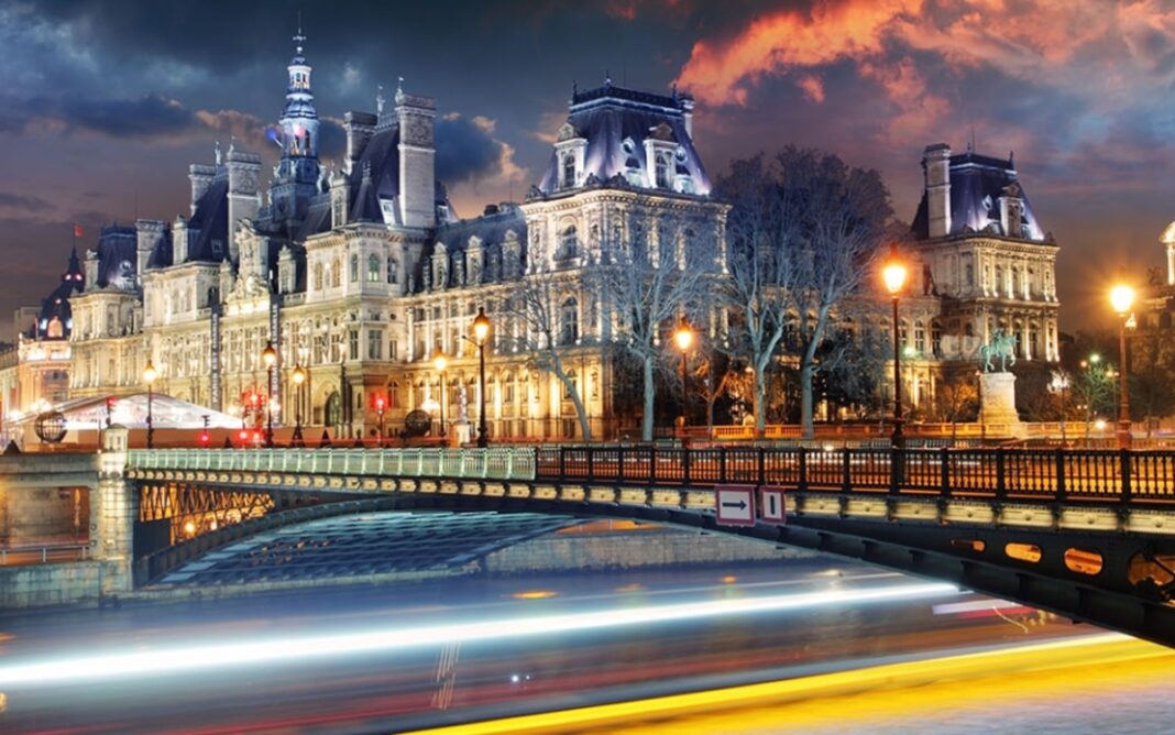 Paris côté obscur Sur le Pont Neuf, au pied de la statue équestre d’Henri IV Paris
