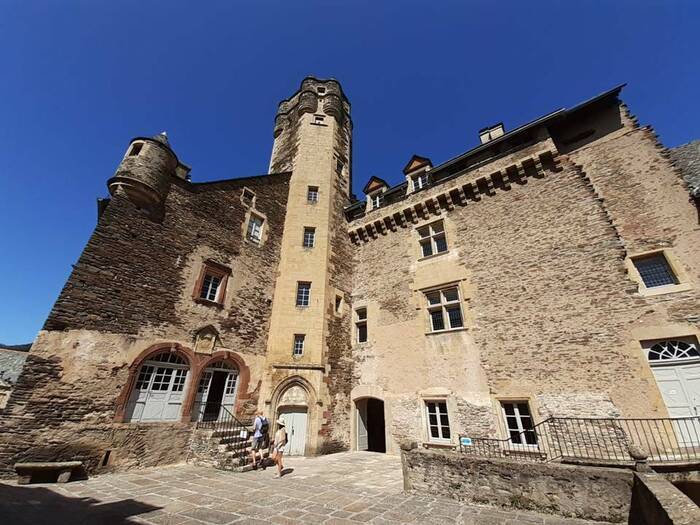Partez à la découverte d&rsquo;un château à l&rsquo;histoire et à l&rsquo;architecture remarquables, et visitez une exposition sur Valéry Giscard d&rsquo;Estaing, Château d&rsquo;Estaing, Estaing