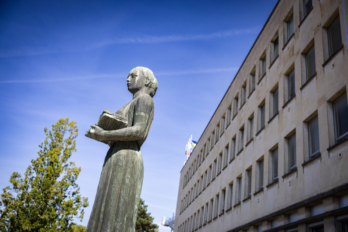 Partez en famille à la recherche des œuvres d’art du campus avec le livret « Art et science », Atheneum, centre culturel de l’Université de Bourgogne, Dijon
