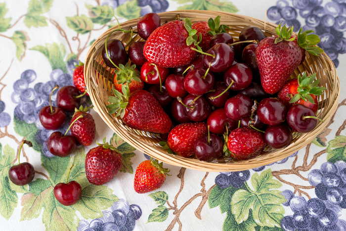 Plaisirs gourmands – Dégustation de fraises et de cerises, Mairie de Chaville – Parc de l&rsquo;hôtel de ville, Chaville