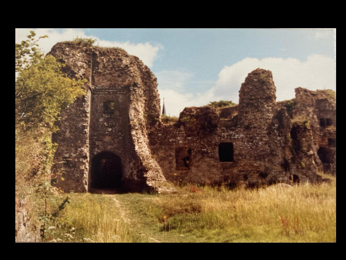 Plongez-vous dans la visite d’un château médiéval, Château de Montcornet, Montcornet