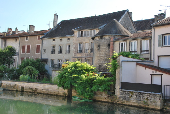 Porte ouverte sur un pan de l’histoire urbaine médiévale Tour du Quai des Peceaux Joinville