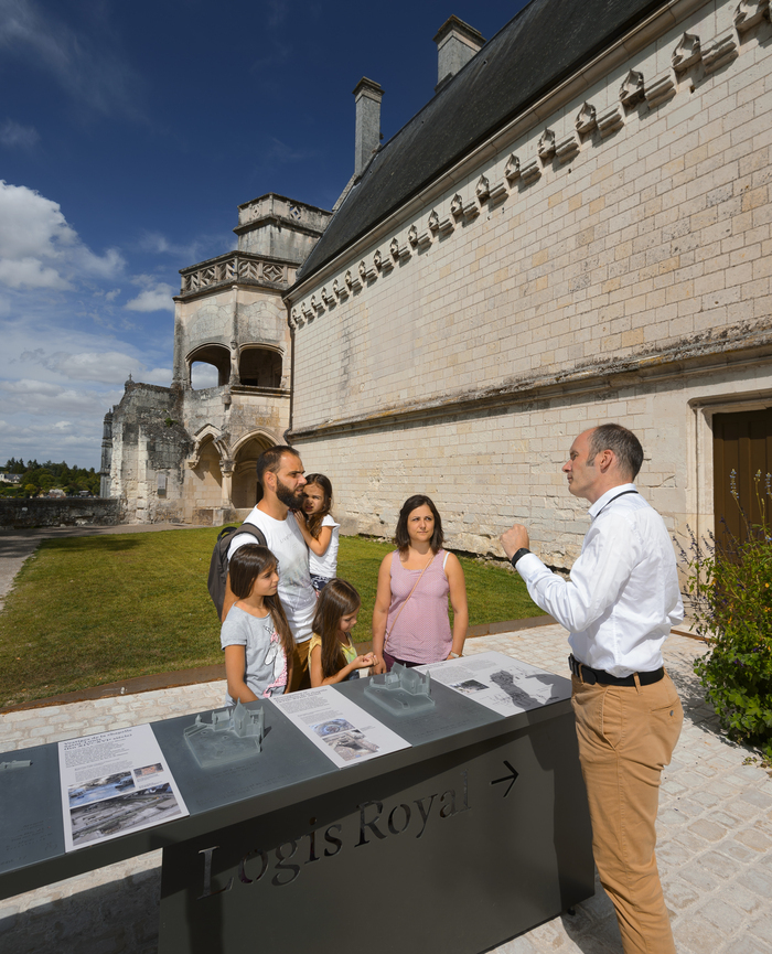 Présentation des deux monuments de la Cité royale de Loches, Cité Royale de Loches, Loches