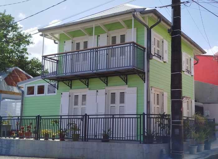 Présentation d'une maison de type colonial centenaire Maison MOYA Sainte-Rose