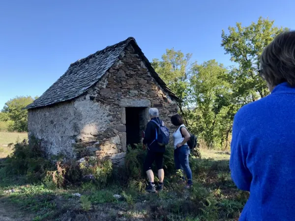 Randonnée dans la fraîcheur du matin Vallée du Mergou Albagnac Sauveterre-de-Rouergue